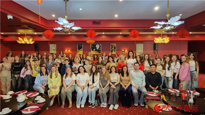 “慶端午學(xué)中文”活動(dòng)全體合照。人民網(wǎng)記者蔡子暢攝