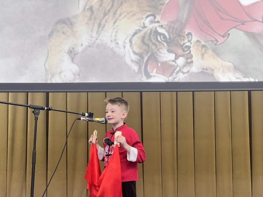 一航表演快板《武松打虎》。布加勒斯特大學(xué)孔子學(xué)院供圖