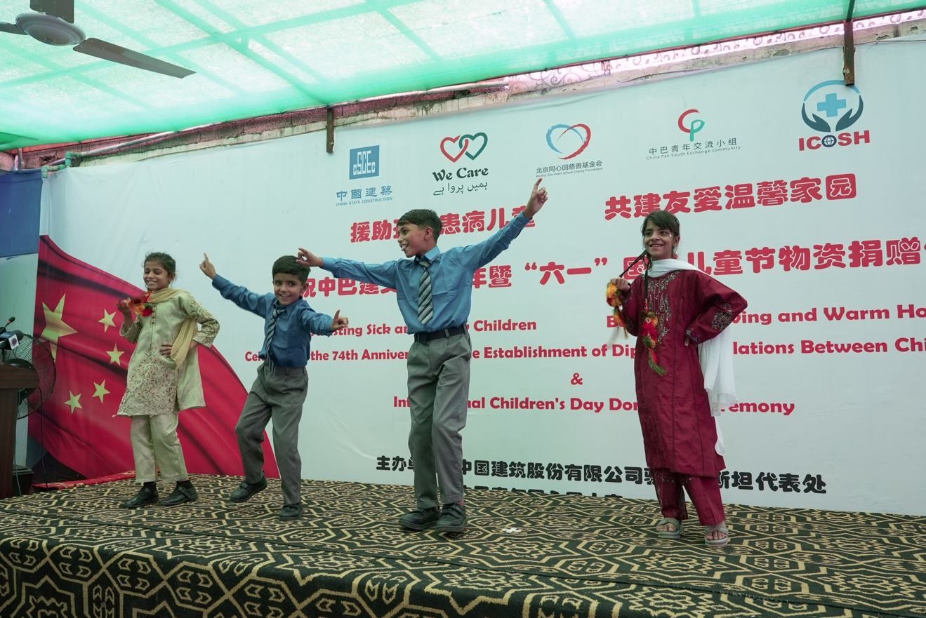 受捐孤兒在活動現(xiàn)場表演自己創(chuàng)作的舞蹈節(jié)目。瓦加斯·阿赫邁德攝