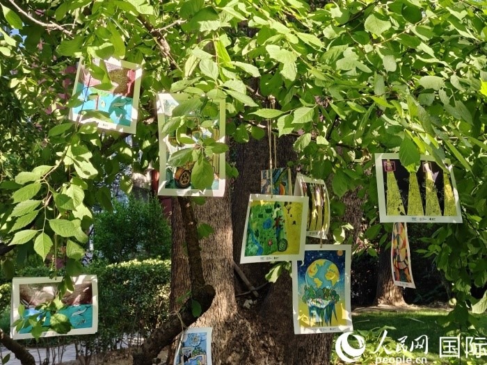 兒童環(huán)保繪畫展覽。人民網(wǎng)記者 李明攝