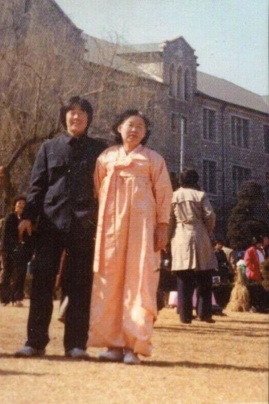 1982年，李在明身著校服，與母親一起參加大學(xué)開(kāi)學(xué)典禮。圖片來(lái)源：李在明競(jìng)選團(tuán)隊(duì)