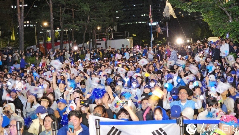 當(dāng)?shù)貢r間4日凌晨，李在明支持者們聚集在國會前等待計票結(jié)果。人民網(wǎng) 柳美鉉攝