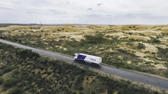 主線科技智能卡車行駛在路上。