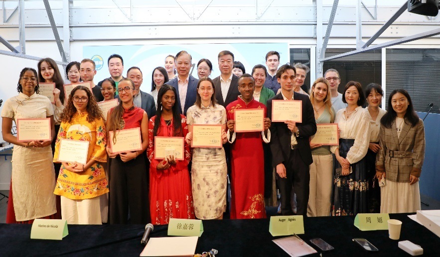 圖1：中國駐法使館公使陳力、教育公參周家貴與比賽師生、評委合影（圖片：巴黎西岱大學孔子學院）